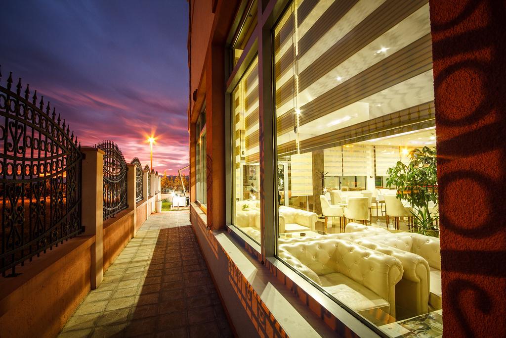 Hotel Oasis Подгорица Экстерьер фото